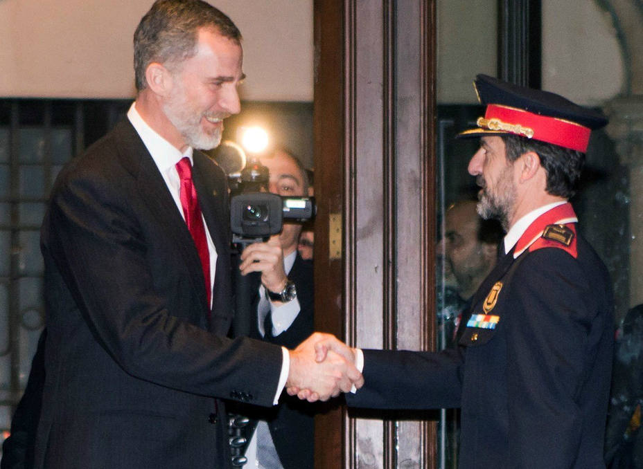 El Rey Felipe VI recibido por el jefe de los Mossos, Ferrán López, en la cena del Mobile World Congress. EFE