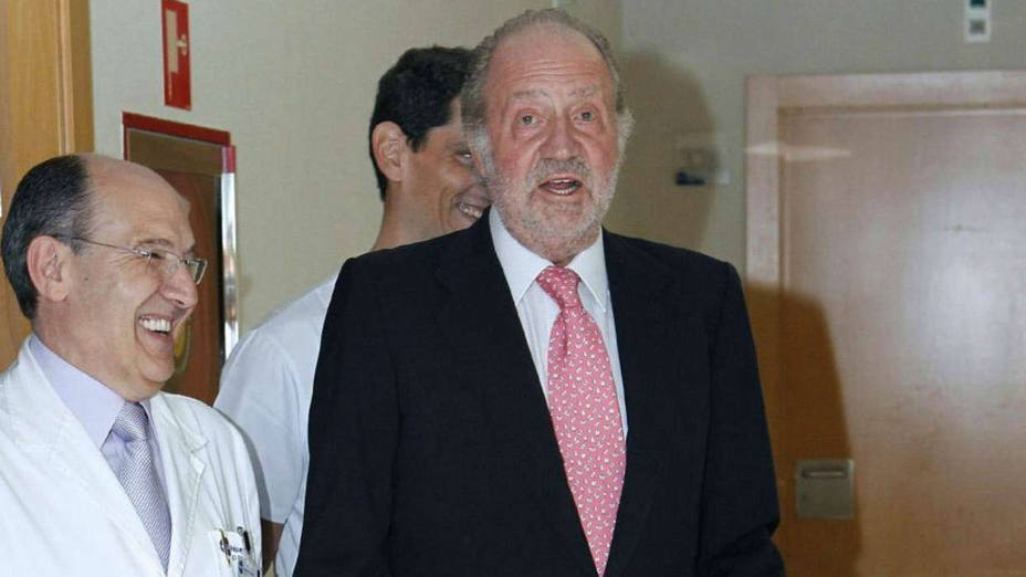 El Rey Juan Carlos será intervenido este sábado de la rodilla derecha