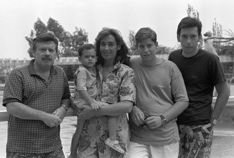 José María Iñigo y su familia, en la piscina del hotel donde pasan unos días de vacaciones en Palma de Mallorca