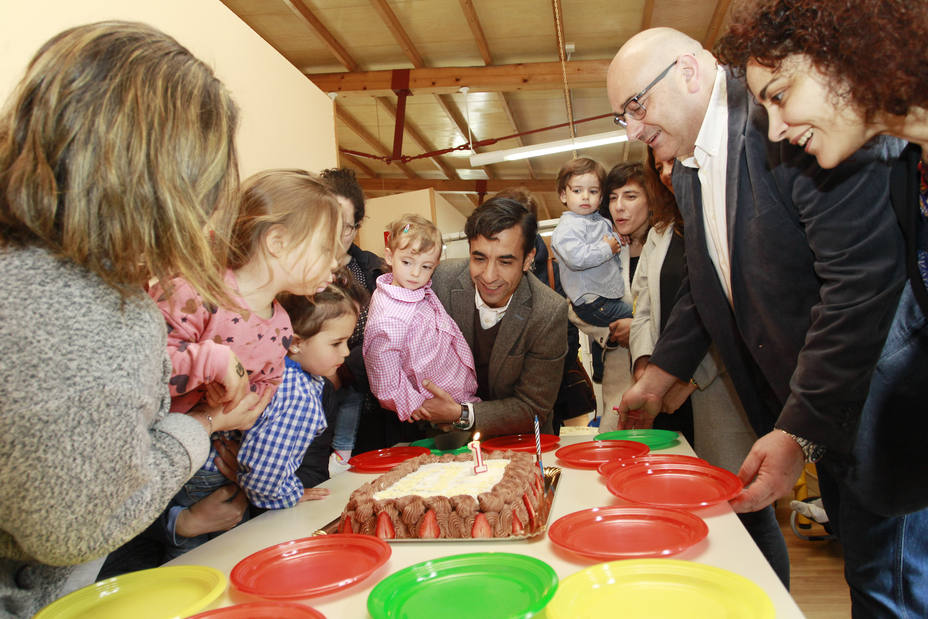 El conselleiro de Política Social y el alcalde de Valdoviño soplaron la vela del primer aniversario de las instalaciones