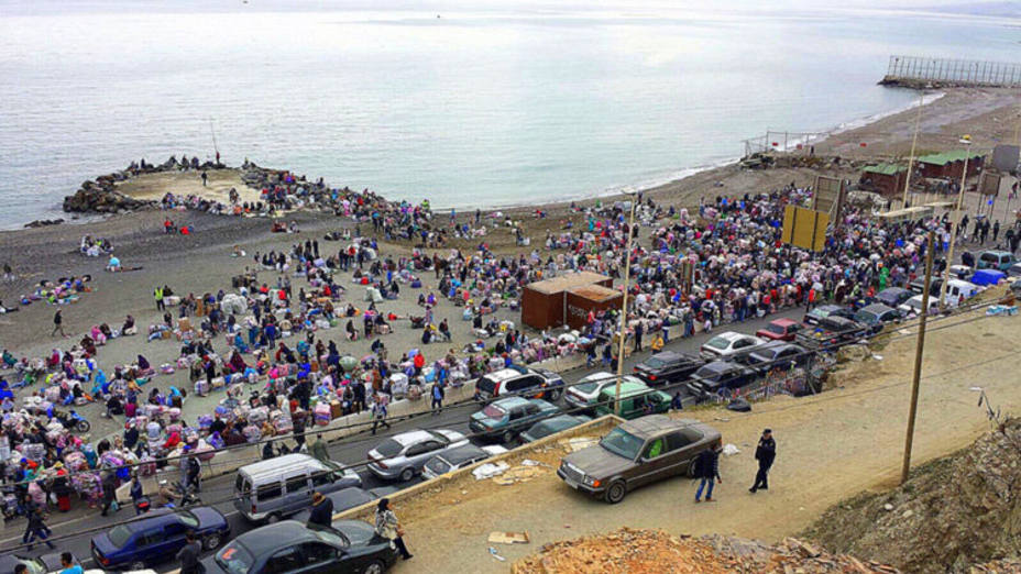 Dos avalanchas de cientos de porteadores obligan a cerrar la frontera de Ceuta