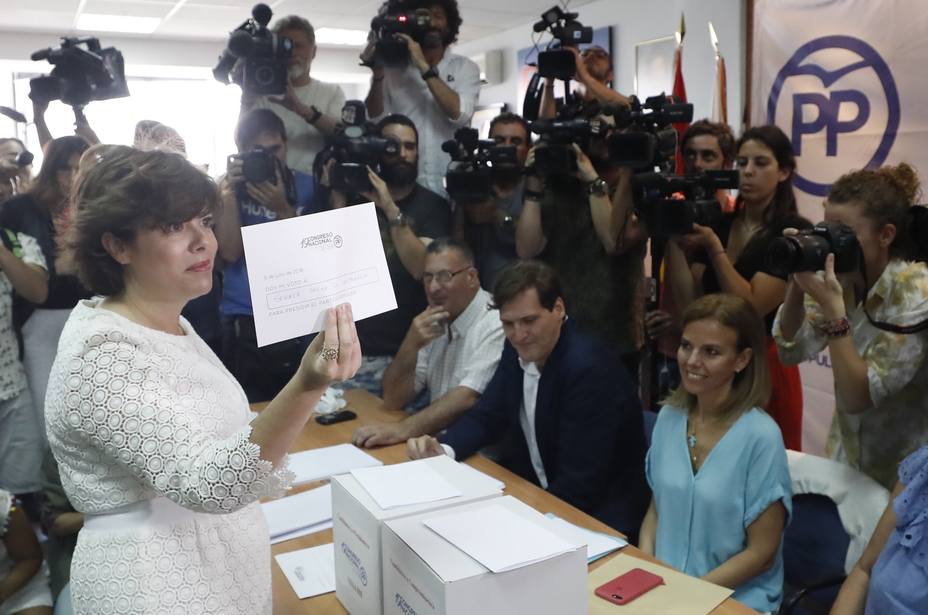 Vota la candidata a la presidencia del Partido Popular Soraya Sáez de Santamaría