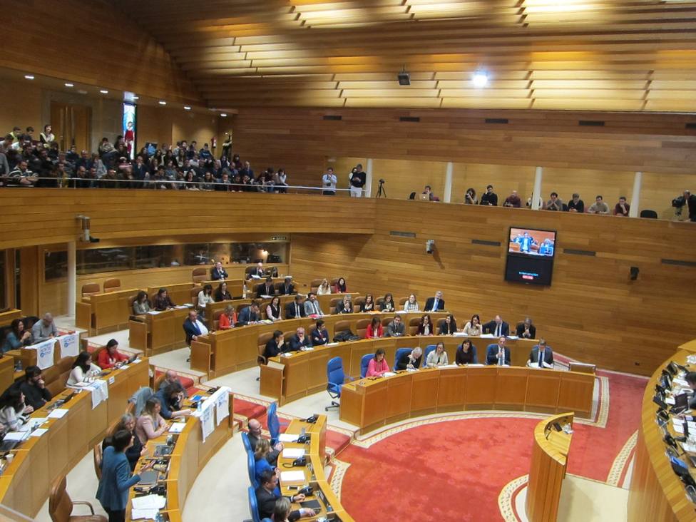 Pleno del Parlamento de Galicia, con los trabajadores de Poligal en la tribuna de invitados - Europa Press