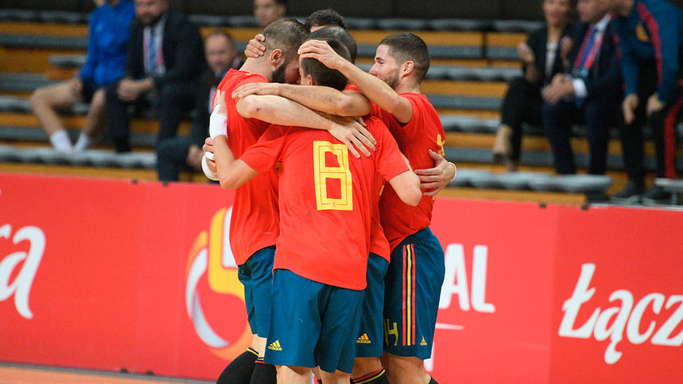 La selección española de fútbol sala celebra el triunfo ante Finlandia (FOTO: SeFutbol)