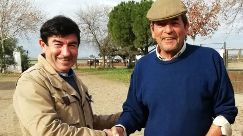 El empresario Carmelo García junto al ganadero Antonio Miura, que volverá a lidiar en Sanlúcar