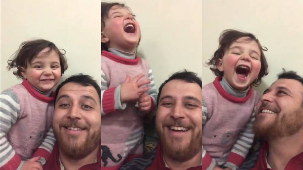 Sonrisas para combatir bombas; el juego que un padre sirio ha inventado para salvar a su hija del miedo