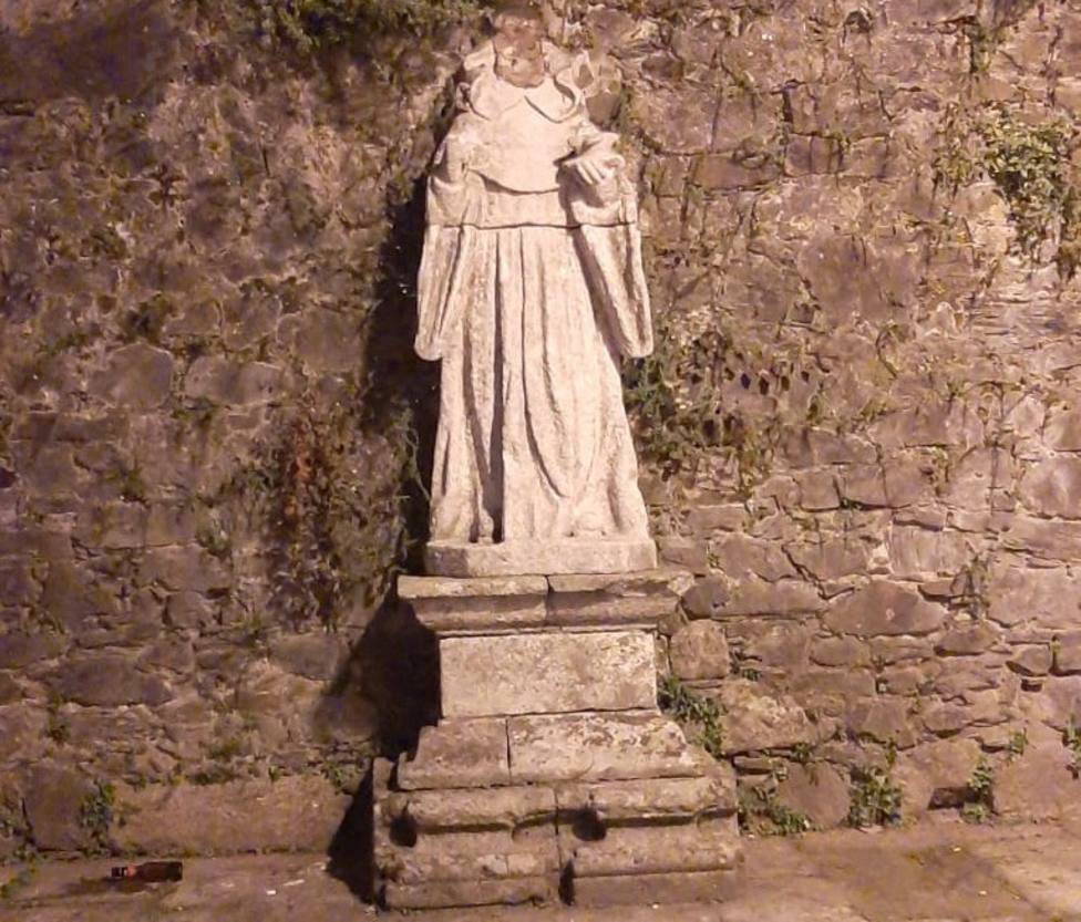 La estatua apareció con la cabeza decapitada - FOTO: Concello de Pontedeume