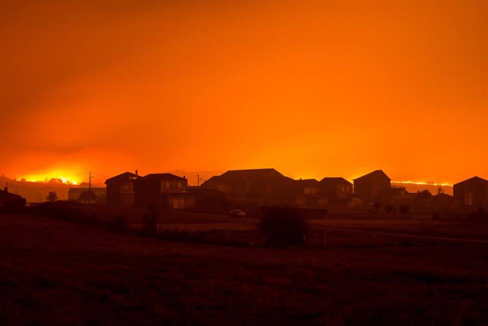 Sin control una decena de incendios de más de 4.000 hectáreas en Galicia