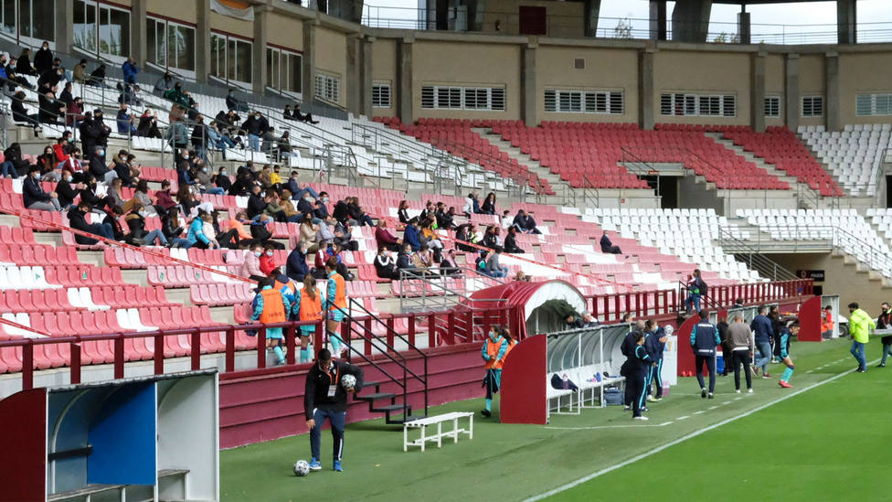 Público en Las Gaunas en el partido de la Liga Iberdrola femenina entre Logroño y Levante. EFE