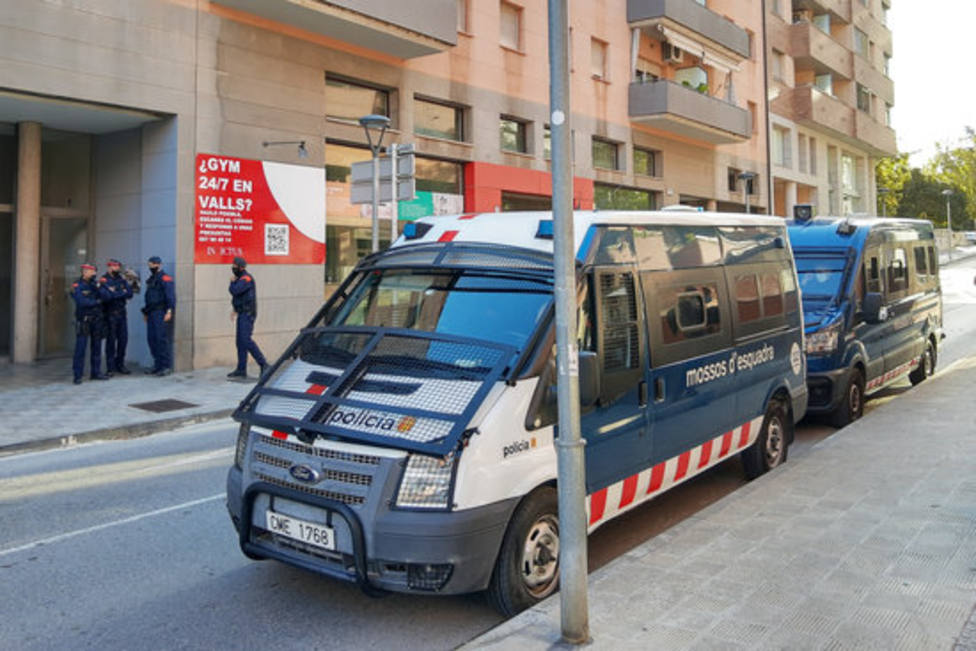 Furgón de los Mossos durante el operativo en Valls