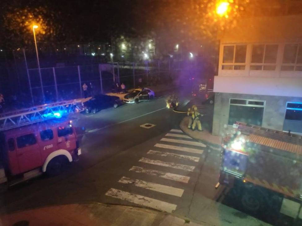 Los bomberos actuando ante el local de hostelería de San Valentín - FOTO: Tráfico Ferrolterra
