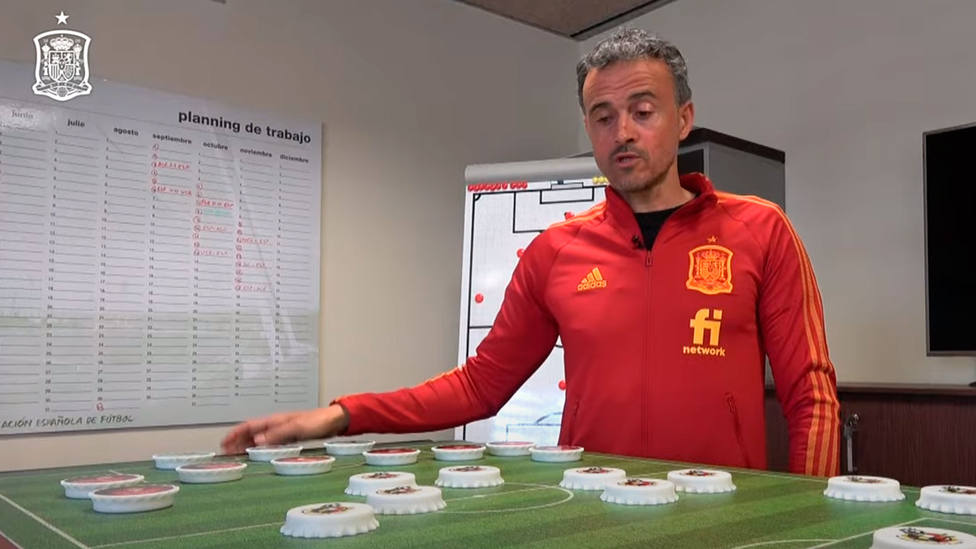 Luis Enrique anuncia su lista de convocados sobre un campo de fútbol con chapas (@SeFutbol)