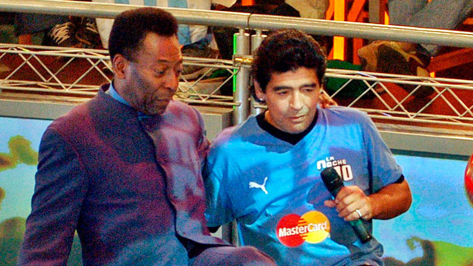 Pelé y Diego Armando Maradona, juntos en un programa de televisión en 2005. CORDONPRESS