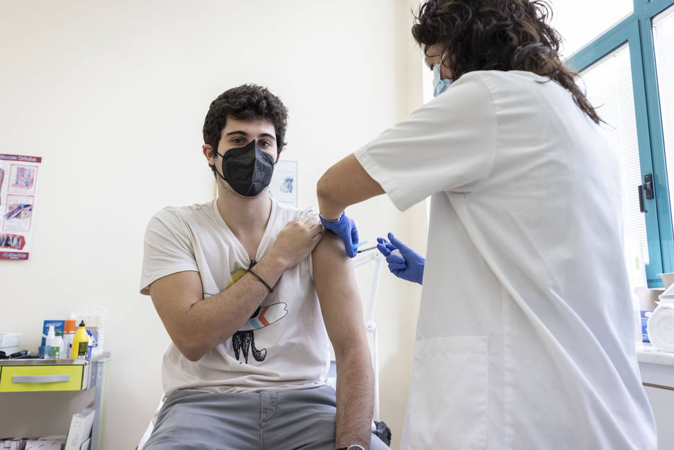 Estudiante de la UJI recibe su dosis de la vacuna Moderna.