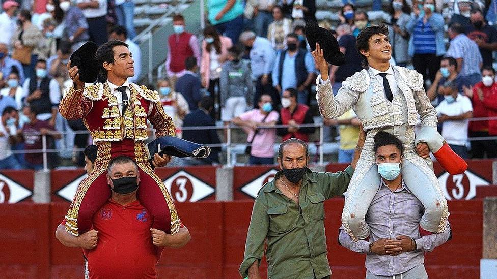 López Chaves y Roca Rey en su salida a hombros en La Glorieta de Salamanca