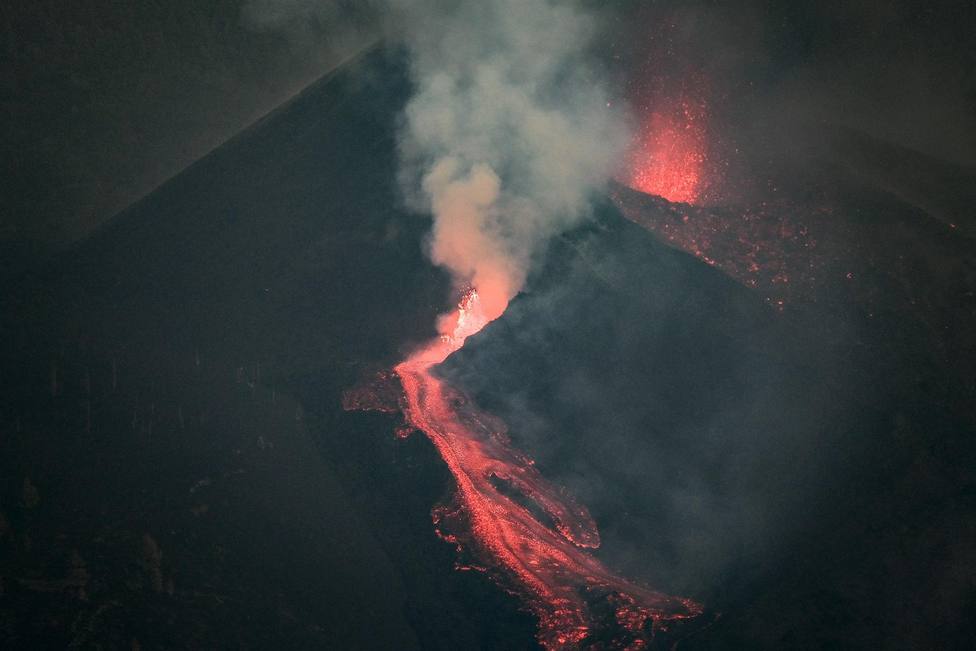 Se intensifica la erupción en Cumbre Vieja provocando una nueva colada de lava que avanza hacia el mar