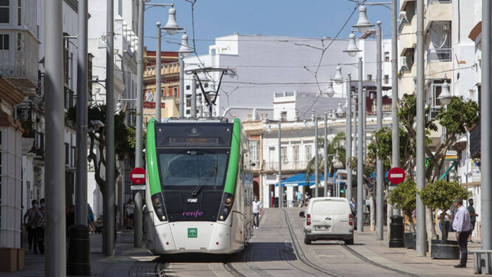 Tranvía Metropolitano de la Bahía a su paso por San Fernando (Cádiz)