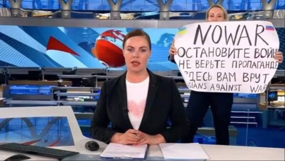 La periodista rusa que protestó contra la invasión de Ucrania huye de Rusia