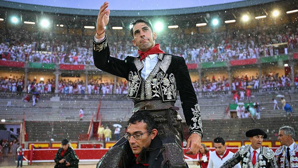 Roberto Armendáriz en su salida a hombros este jueves en Pamplona