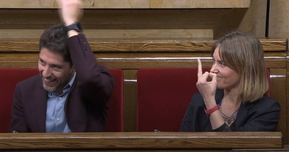 La presidenta de los comunes, Jéssica Albiach, hace una peineta al líder de Vox, Ignacio Garriga