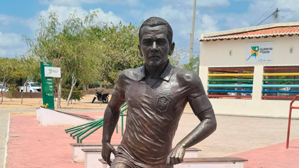 Estatua de Dani Alves en su localidad natal, Juazeiro