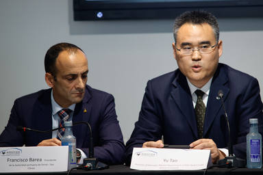 El primer ejecutivo de BAIC New Energy Vehicle Company, Yu Tao y Francisco Barea