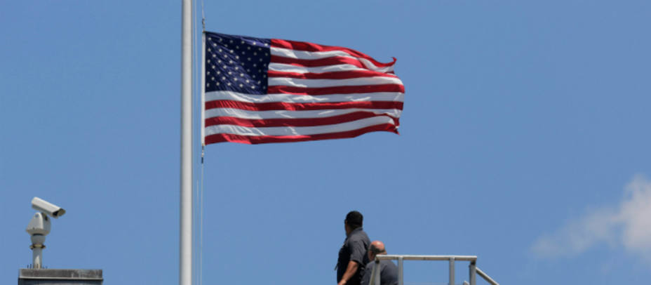 La bandera de EE.UU en la Casa Blanca ondea a media asta. REUTERS