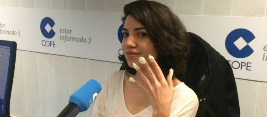 Teresa Cobo, de Nailistas, con sus uñas peludas en los estudios de COPE