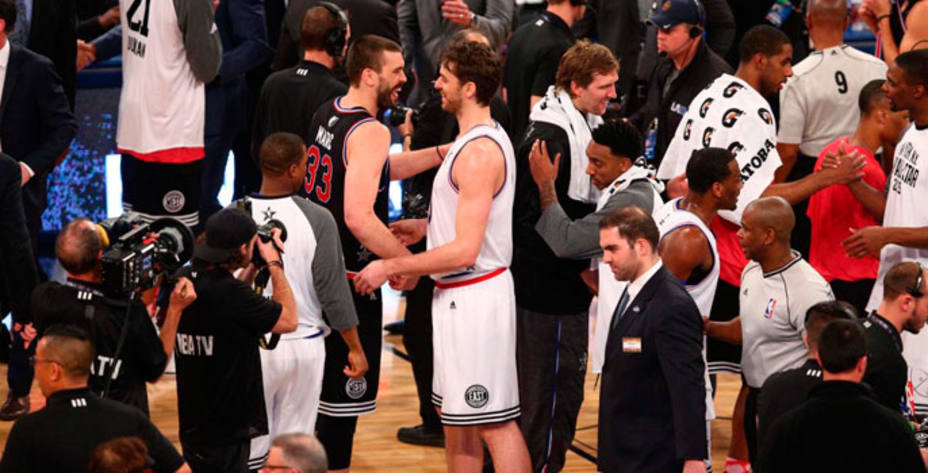 Marc y Pau Gasol se abrazan tras finalizar el último All-Star de la NBA. Reuters.