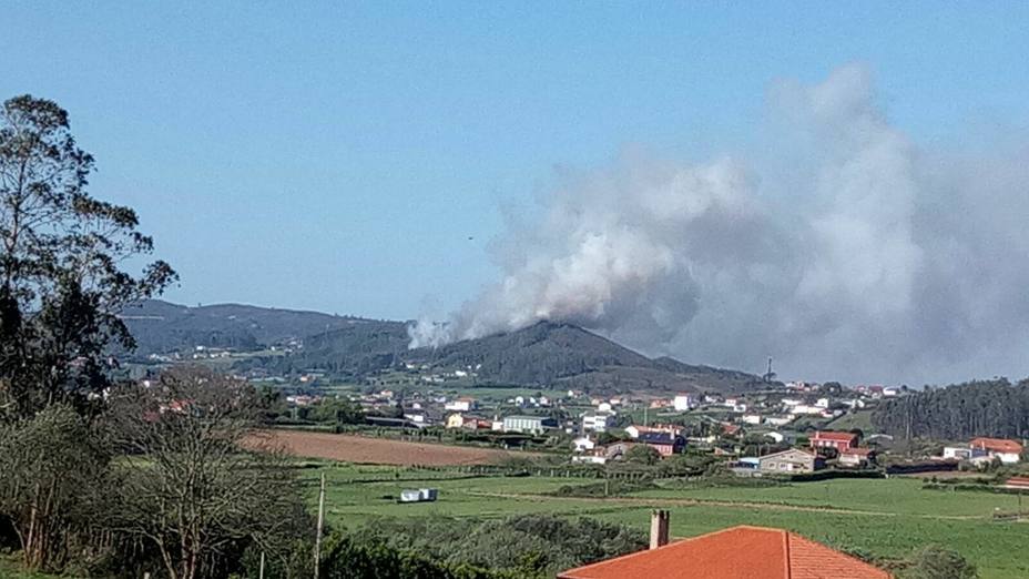 El incendio comenzó ayer en torno a las 9.30 h en la parroquia de O Val. FOTO: Tráfico Ferrolterra