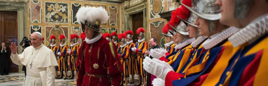 Audiencia del Papa a los nuevos miembros de la Guardia Suiza en la Sala Clementina (EFE)