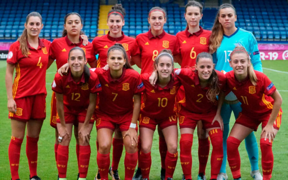 Las chicas de la selección española sub-19 antes del partido