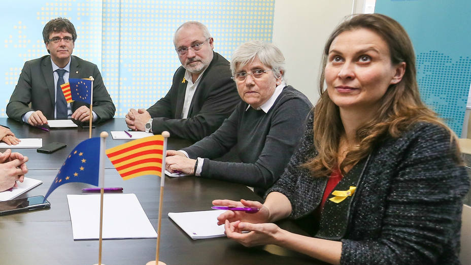 Carles Puigdemont junto a los exconsejeros Clara Ponsatí, Lluís Puig y Meritxell Serret