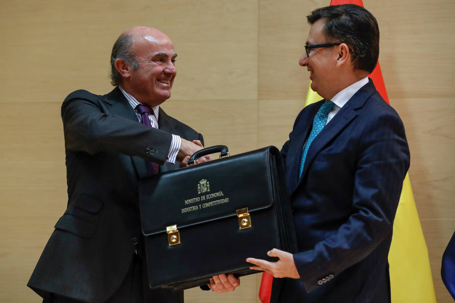 El ministro de Economía, Industria y Competitividad, Román Escolano, toma posesión de su cargo en un acto en el que su antecesor, Luis de Guindos. EFE