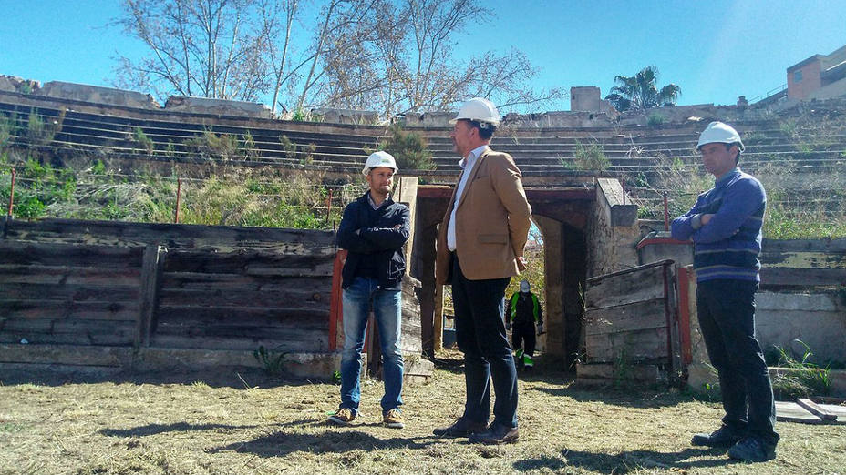 El alcalde de Orihuela, Emilio Bascucaña, durante su visita a las obras de rehabilitación de la plaza de toros