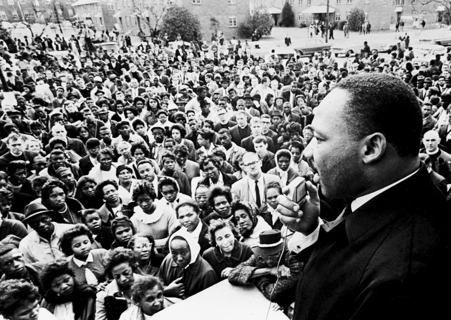 Martin Luther King se dirige a miles de seguidores en Selma (Alabama)