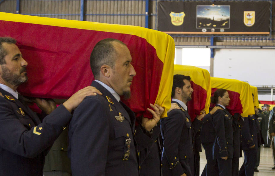 Los féretros de los cuatro militares fallecidos en un accidente de helicóptero en 2014. EFE