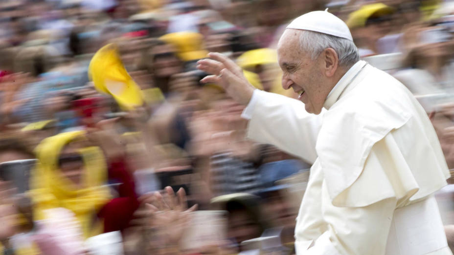 El papa Francisco saluda a los asistentes en la Plaza de San Pedro del Vaticano