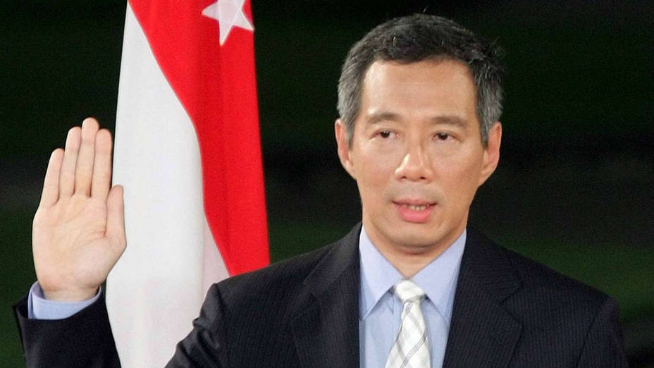 Lee Hsien Loong takes the oath of office to become Singapores third prime minister