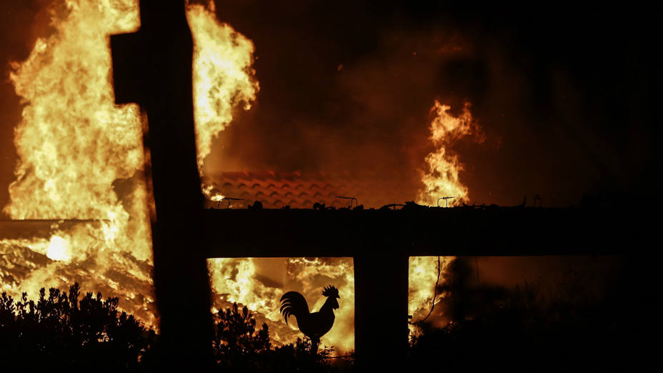 Una casa devorada por las llamas en Grecia