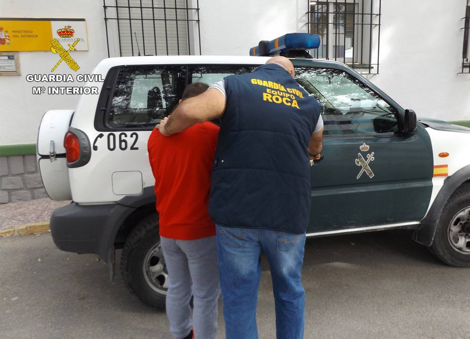 La Guardia Civil detiene en Mula a dos experimentados delincuentes por robos en fincas