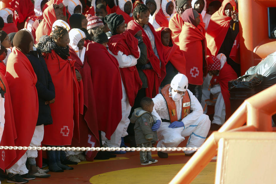Trasladan al puerto de Motril a 142 personas rescatadas de dos pateras en el mar de Alborán