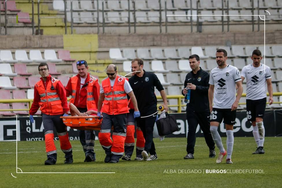 Voluntarios de Cruz Roja retiran a Julio Rico en camilla tras lesionarse ante Las Palmas Atlético.