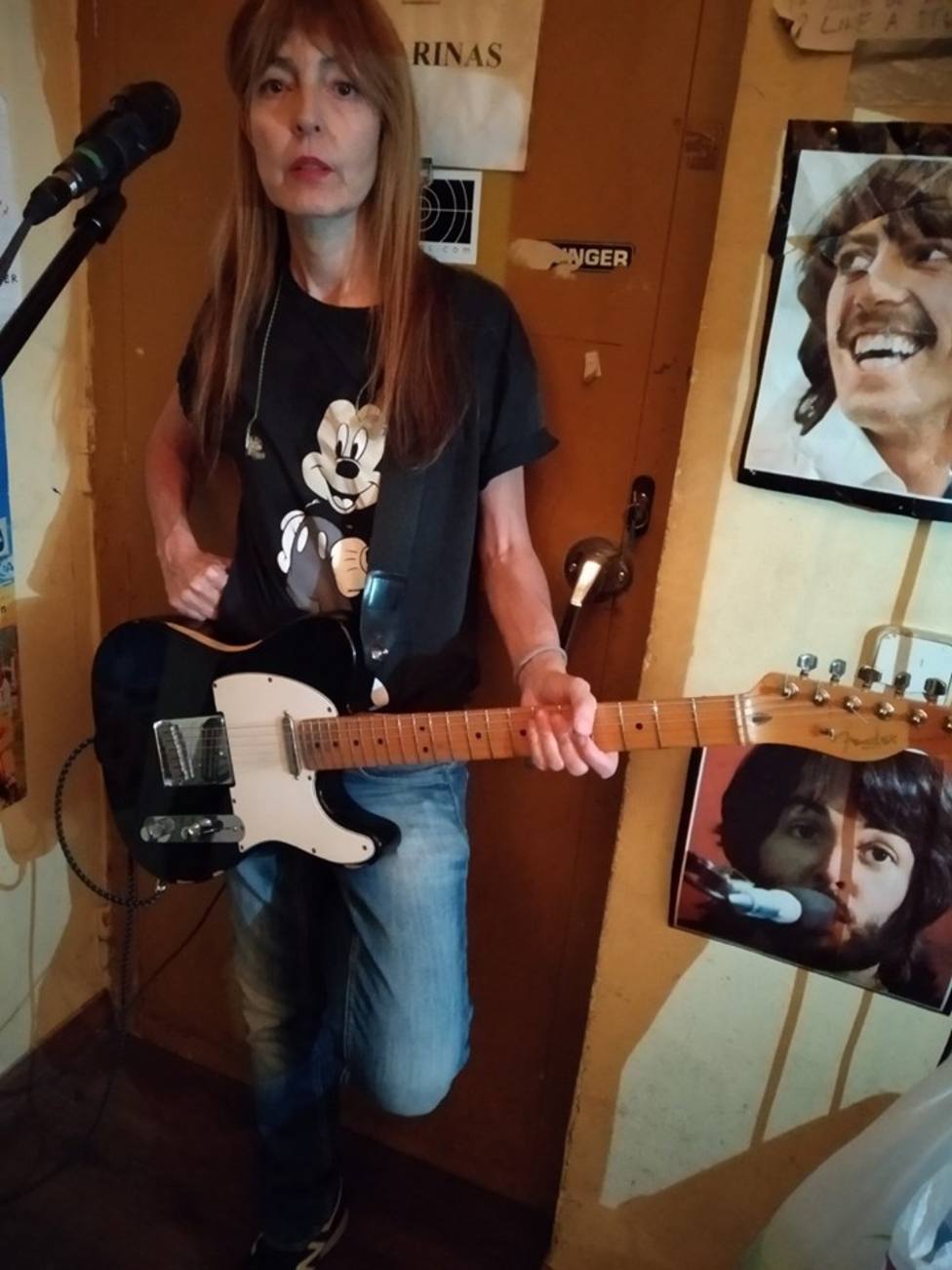 La vocalista de New Day, Amparo Llanos, busca una guitarra desaparecida tras un concierto de su grupo en Girona