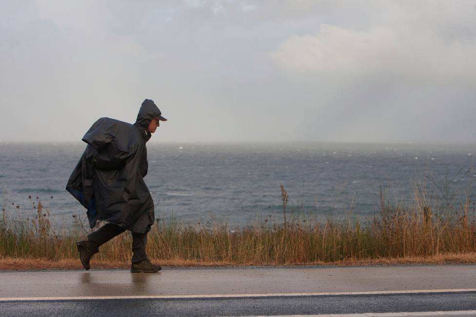 Un peregrino en una zona de costa ante un clima adverso - FOTO: Efe / Salvador Sas