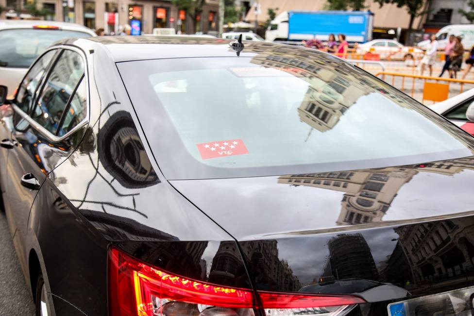 Los coches de firmas como Uber y Cabify se disparan un 26% en Madrid y caen un 5,4% en Barcelona