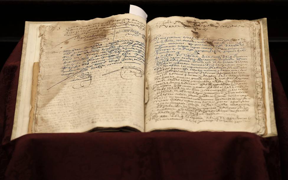 Imagen de archivo de un documento con dos firmas de Cervantes localizado en Sevilla en 2016