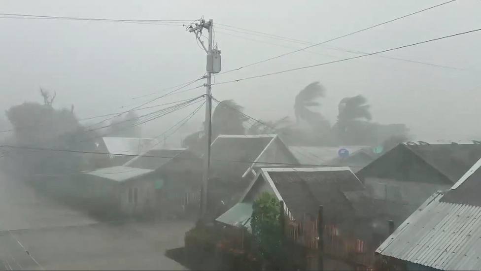 El tifón Kammuri deja un muerto y más de 200.000 desplazados en su avance hacia Filipinas