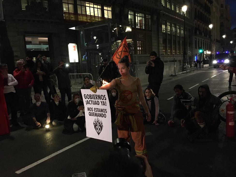 Activistas cortan la calle Alcalá frente a la Consejería de Medio Ambiente para exigir justicia climática