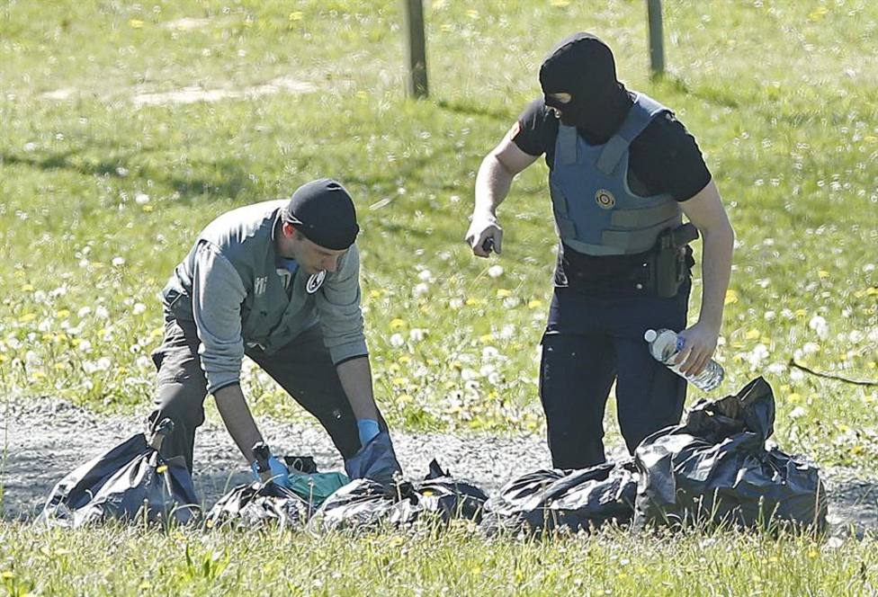 Policías franceses investigan las armas encontradas en el zulo facilitado por ETA